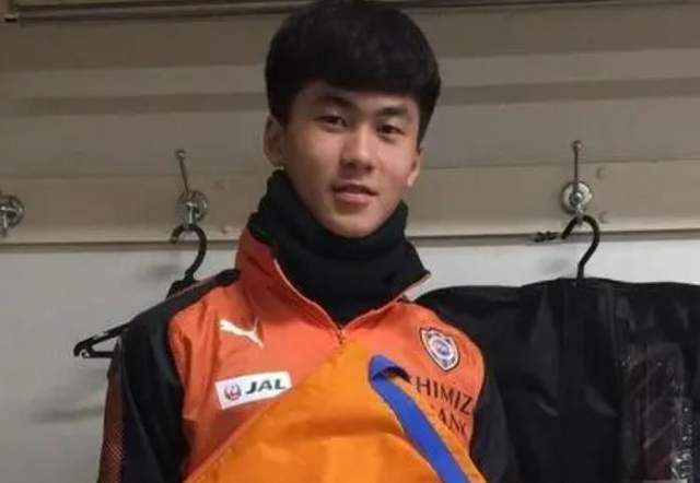 乳奴伺候主人吃奶